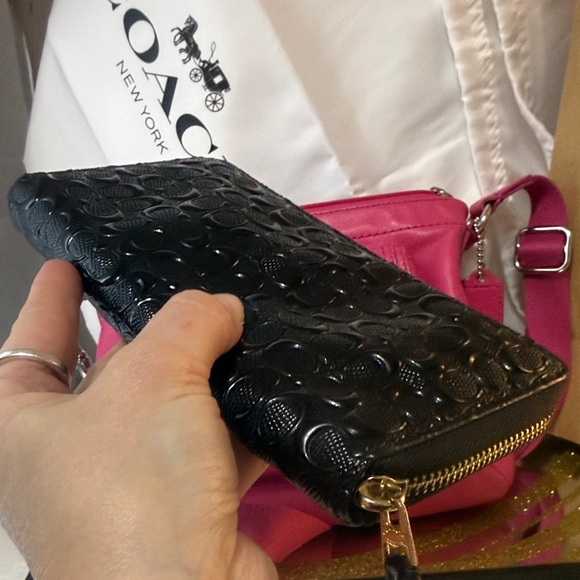 Coach Bundle. Pink crossbody. Green cardholder. Black wallet. White large bag. - Picture 12 of 17